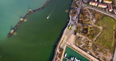 Kış günbatımı küçük limanda Pisa Toskana İtalya Hava atış drone ile filme