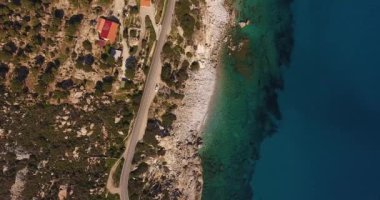  Ateş, güzel şeffaf paradisiac Denizi ve beyaz taşlar Elba Adası İtalya, 4 k sahilde anteni