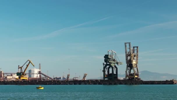 Zeitlupe video von einem seehafen von piombino, toskana, italien, hd — Stockvideo