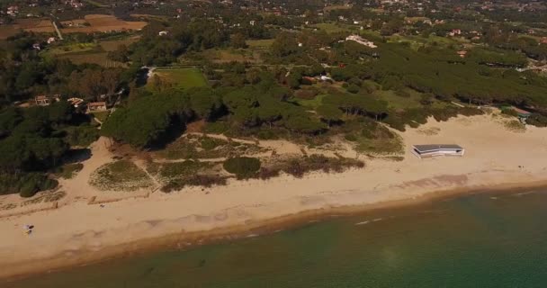 Luftaufnahme, schöner leerer Strand auf der Insel Elba mit seinem wunderschönen Meer in der Toskana, Italien, 4k — Stockvideo