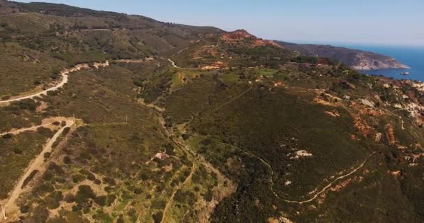 Antenn skott av en vacker grön Elba ö i Toscana, Italien, 4k — Stockvideo