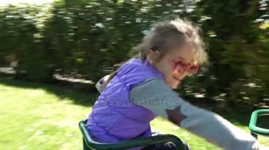 Küçük kız oyun Bahçesi, ağır çekim Hd
