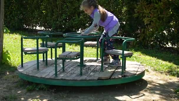 Niña jugando en el patio de recreo, cámara lenta HD — Vídeos de Stock