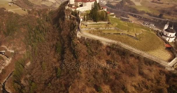 Aerial strzał, małe miasteczko na wzgórzu Chiusa w Włochy, Sud Tirol, w środku winnic, 4 k — Wideo stockowe