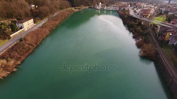 Aerial still shot of a Serchio river in Italy, Tuscany, with the dam and a highway with cars, 4K — Stock Video