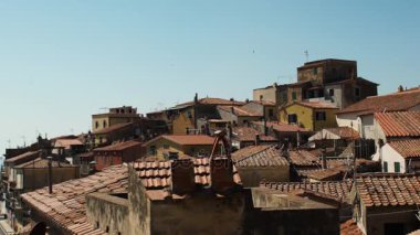 Elba Adası, Toskana, İtalya Hd deniz kırmızı kiremitli çatılar ile güzel bir küçük kasaba