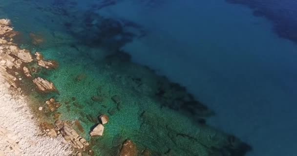 Antenn skott av en vackra paradisön havet nära ön Elba i Toscana, Italien, 4k — Stockvideo