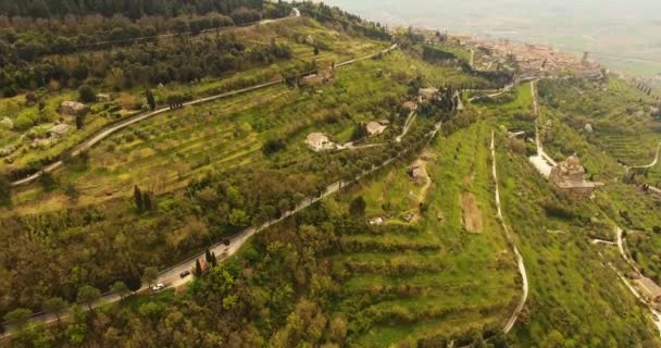 Vue Aérienne, une magnifique ville Cortona parmi les collines de Toscane, Italie, 4K 