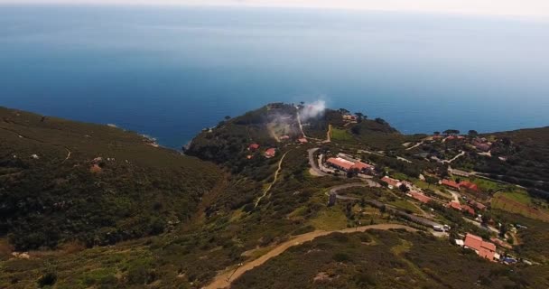 Аэросъемка красивого зеленого острова Эльба с великолепным райским морем в Тоскане, Италия, 4K — стоковое видео