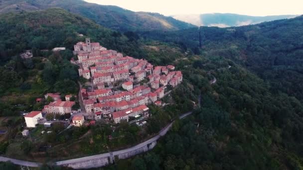 Toskana, İtalya, 4k tepede küçük bir şehrin hava atış — Stok video