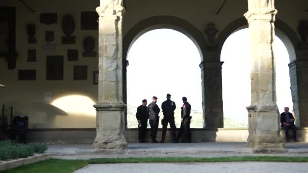 Carabinieri v Castiglion Fiorentino v květnu 2017, Toskánsko, Itálie, 4k — Stock video