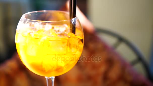 Iced spritz cocktail on a hot day, 4K — Stock Video