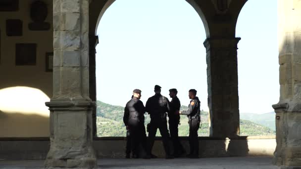 Carabinieri v Castiglion Fiorentino v květnu 2017, Toskánsko, Itálie, 4k — Stock video