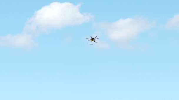 Hexacopter pairando no ar, câmera lenta HD — Vídeo de Stock