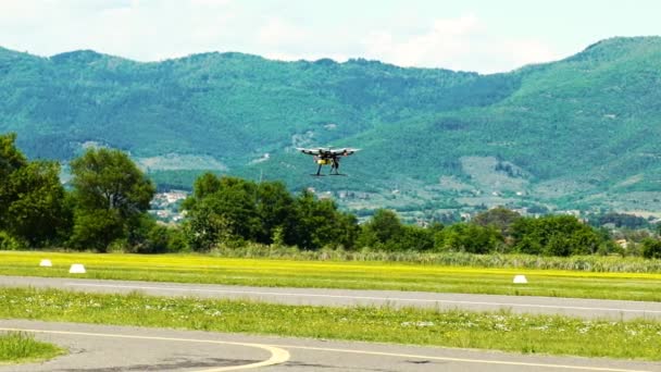 Hexacopter flotando sobre el aeródromo, cámara lenta HD — Vídeo de stock