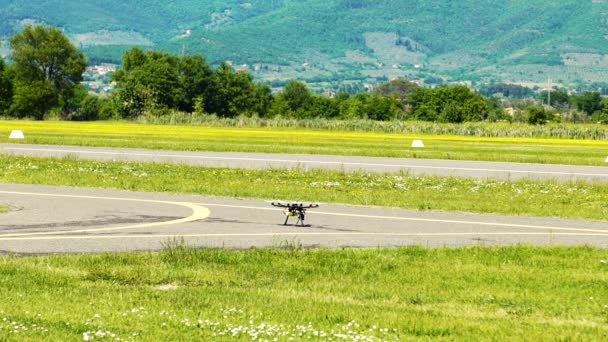 在飞机场，慢动作高清 Hexacopter — 图库视频影像