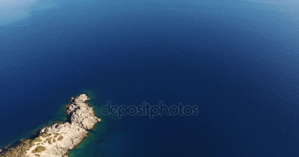 Foto aérea de un hermoso mar paradisíaco cerca de la isla de Elba en Toscana, Italia, 4K — Vídeos de Stock