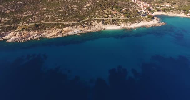 Antenn skott av en vackra paradisön havet nära ön Elba i Toscana, Italien, 4k — Stockvideo