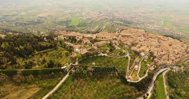 Légi felvétel, egy gyönyörű város Cortona között a hegyek Toszkána, Olaszország, 4k — Stock videók