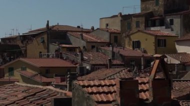 Elba Adası, Toskana, İtalya Hd deniz kırmızı kiremitli çatılar ile güzel bir küçük kasaba