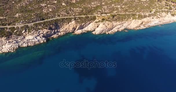Antenn skott av en vackra paradisön havet nära ön Elba i Toscana, Italien, 4k — Stockvideo