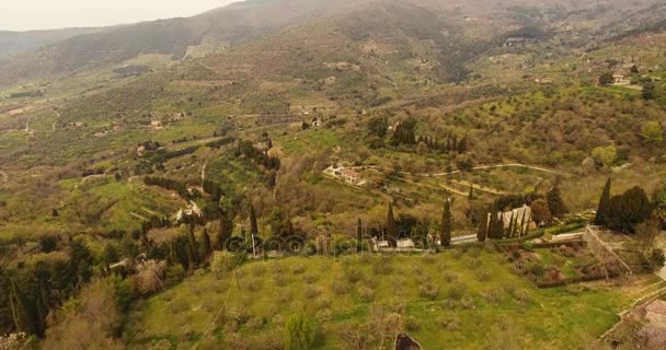 4 k イタリア、トスカーナの丘の間で空中ショットは、美しい緑の風景します。 — ストック動画
