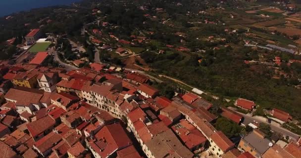 Luchtfoto van een kleine stad Capoliveri en een prachtige paradijselijke zee in Elba eiland in Toscane, Italië, 4k — Stockvideo