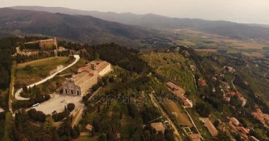 Atış, üzüm bağları, 4 k ortasında küçük tünemiş kasaba Chiusa İtalya, Sud Tirol, anteni