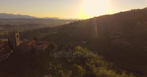 Tiro aéreo, uma pequena cidade toscana antiga na colina ao pôr-do-sol na Itália, 4K — Vídeo de Stock