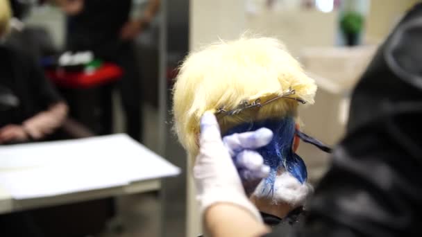 一个年轻漂亮的女人得到她的头发染成蓝色在理发师，4 k — 图库视频影像