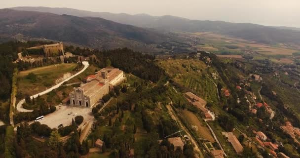 Tiro aéreo, uma pequena cidade empoleirada Chiusa na Itália, Sud Tirol, no meio das vinhas, 4K — Vídeo de Stock