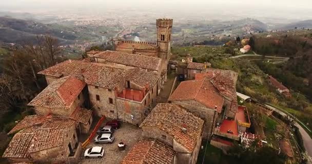 Aerial strzał, starożytne małe miasto usytuowane w Toskanii, Włochy, 4k — Wideo stockowe