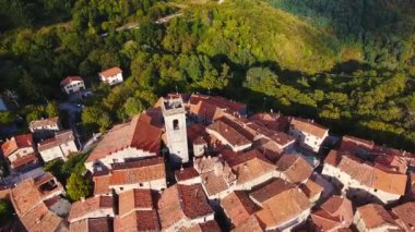 Toskana, İtalya, 4k tepede küçük bir şehrin hava atış