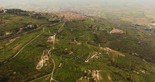 Plano aéreo, una hermosa ciudad Cortona entre las colinas en Toscana, Italia, 4K — Vídeos de Stock