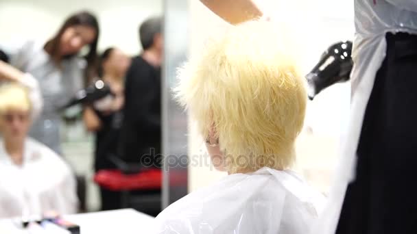 Mladá krásná žena, jak její blond vlasy vysuší na kadeřníky, 4k — Stock video
