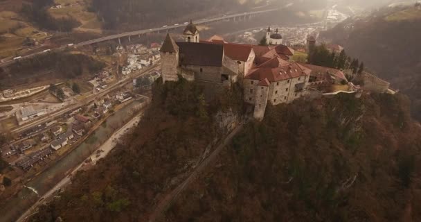 Antenn skott, en liten uppflugen stad Chiusa i Italien, Sud Tirol, mitt i vingårdarna, 4 k — Stockvideo
