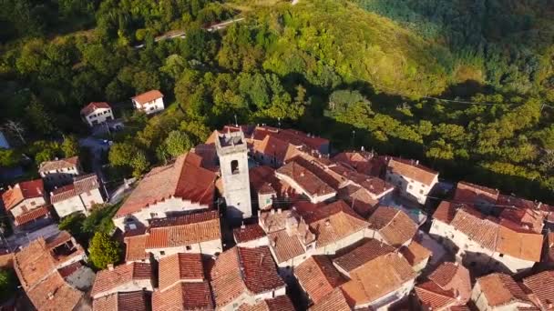 Toskana, İtalya, 4k tepede küçük bir şehrin hava atış — Stok video