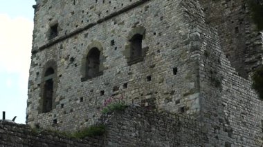 Eski bir ruines'den Toskana, İtalya, 4k Arezzo yakınlarında küçük bir kasaba bir kulenin