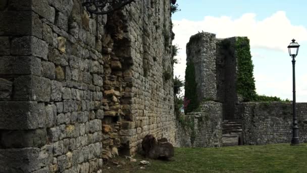 En forntida ruiner av ett torn i liten stad nära Arezzo i Toscana, Italien, 4k — Stockvideo