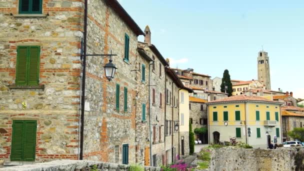 Editorial - Uma pequena cidade antiga perto de Arezzo na Toscana, Itália, maio de 2017, 4K — Vídeo de Stock