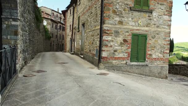 Un pequeño pueblo antiguo cerca de Arezzo en Toscana, Italia, 4K — Vídeo de stock