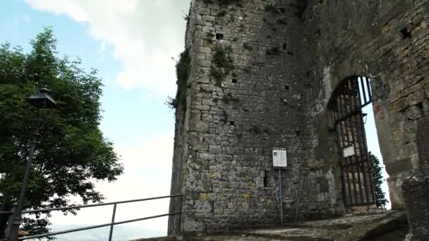 Starożytne ruines wieży w małym miasteczku w pobliżu Arezzo w Toskanii, Włochy, 4k — Wideo stockowe