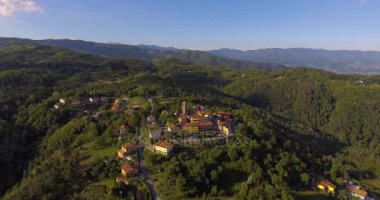 Küçük bir köy yeşil tepelerin ve Toskana, İtalya, 4k düz yatay arasında hava görüntüleri