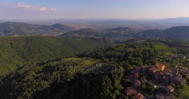 Letecké záběry z malé vesnice, mezi zelenými kopci a krajiny v oblasti Toskánsko, Itálie, 4k — Stock video