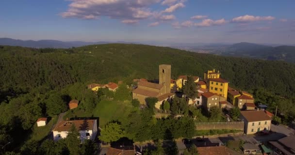 Imágenes aéreas de un pequeño pueblo entre verdes colinas y paisaje llano en Toscana, Italia, 4K — Vídeo de stock