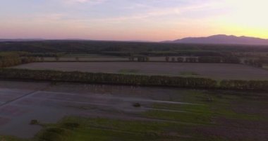 Hava atış, günbatımı, 4 k tuscan kırsalında bataklık arazi