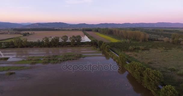 Antenne geschoten, drassige terrein in Toscaanse platteland op de zonsondergang, 4k — Stockvideo