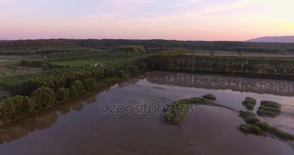 Aerial strzał, bagnistego terenu, pośród toskańskich krajobrazów, na zachód, 4k — Wideo stockowe