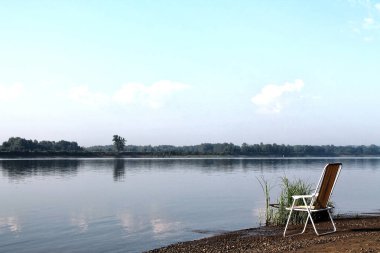 Bir sandalye vardır Nehri