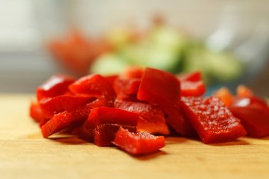 İki kırmızı biber eski ahşap plakalar üzerinde. Rustik almak.